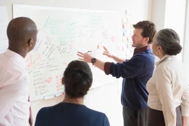 Réunion debout courte avec tableau récapitulatif.